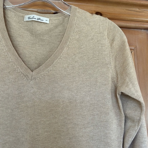 Caroline Grace V neck long sleeve sweater, beige, never worn, size S/P - Picture 2 of 2